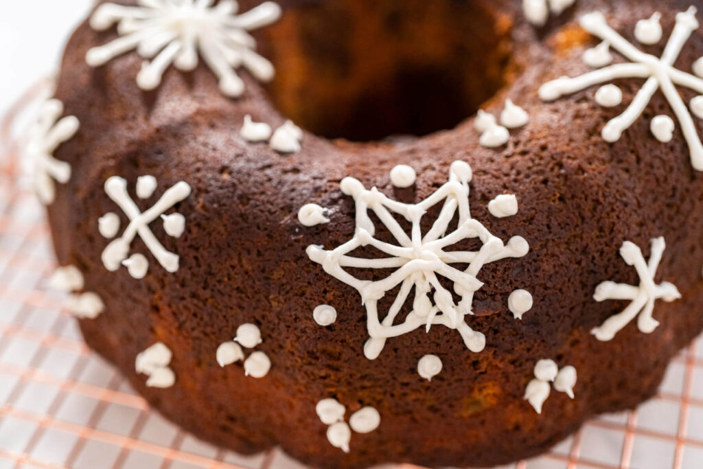Lebkuchen-Gugelhupf mit weichem Karamellkern