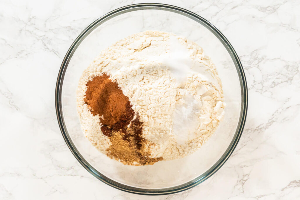 Lebkuchen-Männchen mit Buttercreme - Mehl, Zimt, Ingwer, Natron, Nelken, Muskatnuss und Salz