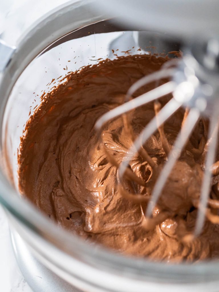 Luftige Schokoladen-Ganache-Creme zum Aufspritzen
