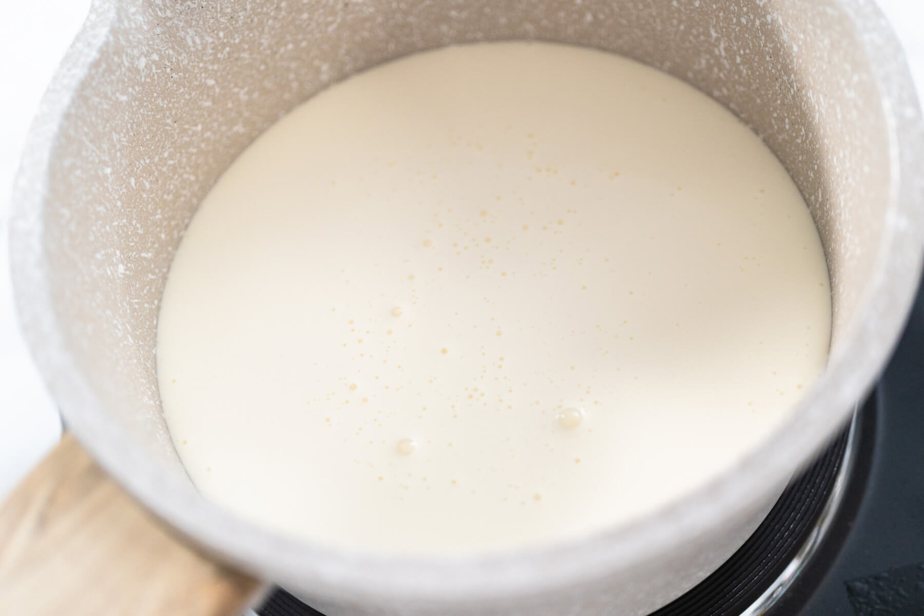 Dunkle aufgeschlagene Schokoladencreme in einer Rührschüssel, der Schneebesen hinterlässt deutliche stehende Rillen