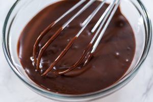 Luftige Schokoladen-Ganache-Creme zum Aufspritzen