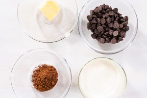 Luxuriöse Schokoladen-Guss für feines Gebäck