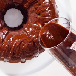 Luxuriöse Schokoladen-Guss für feines Gebäck