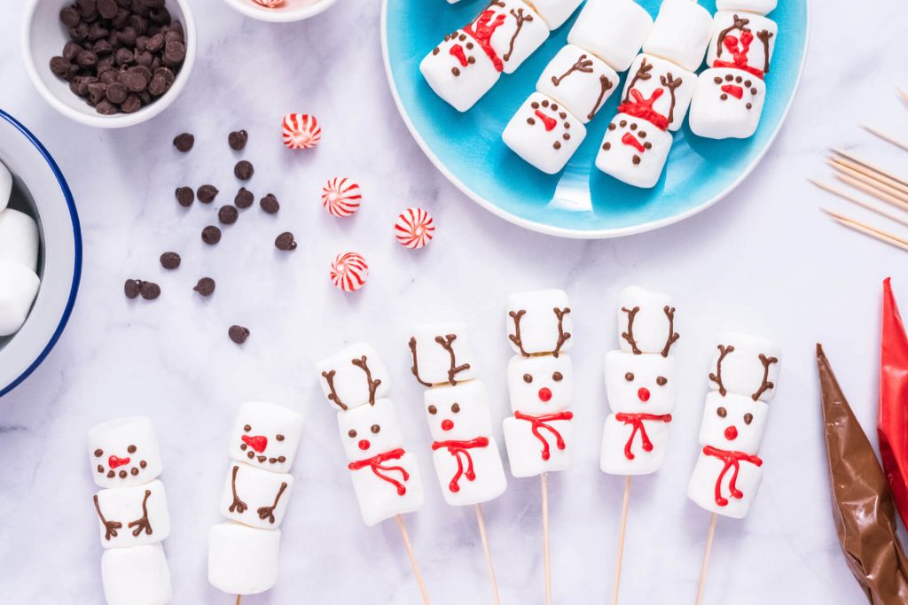 Marshmallow-Schneemänner und Rentiere am Stiel
