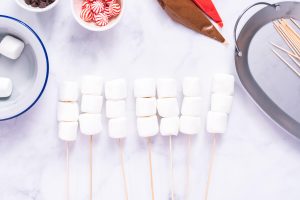 Marshmallow-Schneemänner und Rentiere am Stiel