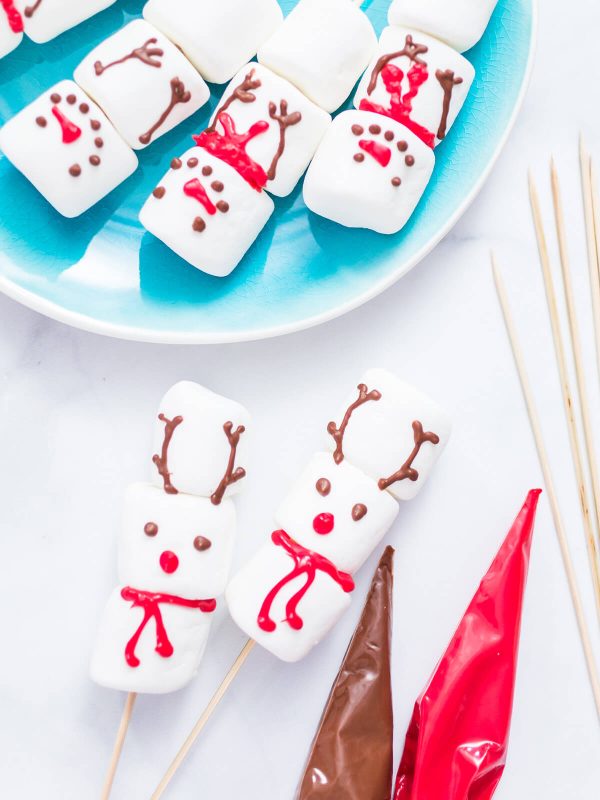 Marshmallow-Schneemänner und Rentiere am Stiel