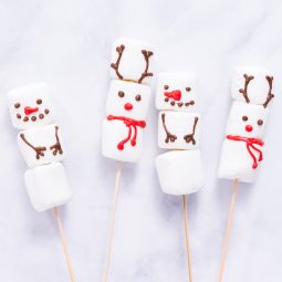 Marshmallow-Schneemänner und Rentiere am Stiel