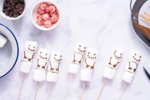 Marshmallow-Schneemänner und Rentiere am Stiel