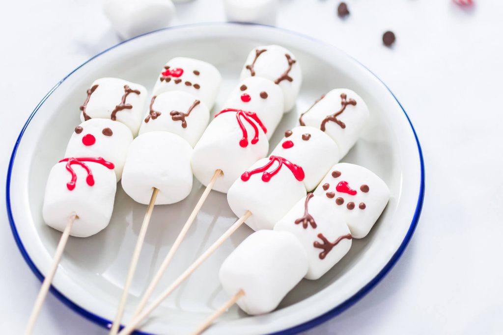 Marshmallow-Schneemänner und Rentiere am Stiel