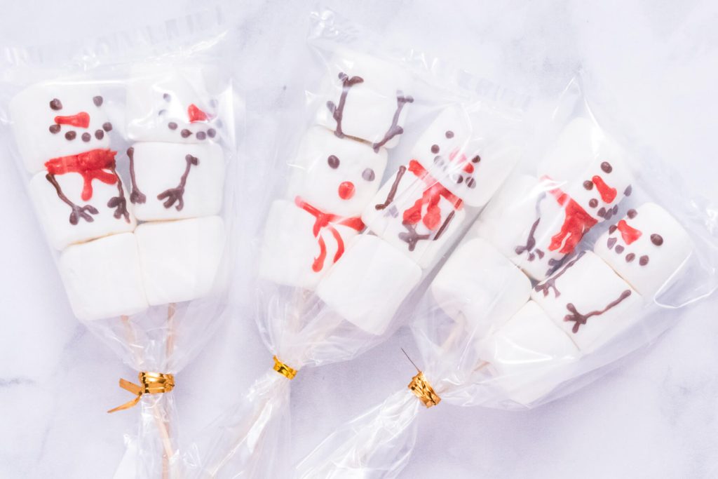 Marshmallow-Schneemänner und Rentiere am Stiel