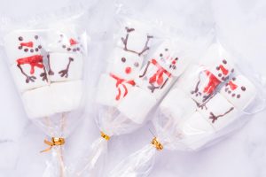 Marshmallow-Schneemänner und Rentiere am Stiel