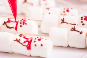 Marshmallow-Schneemänner und Rentiere am Stiel