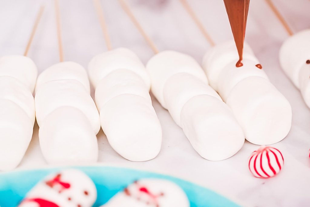 Marshmallow-Schneemänner und Rentiere am Stiel