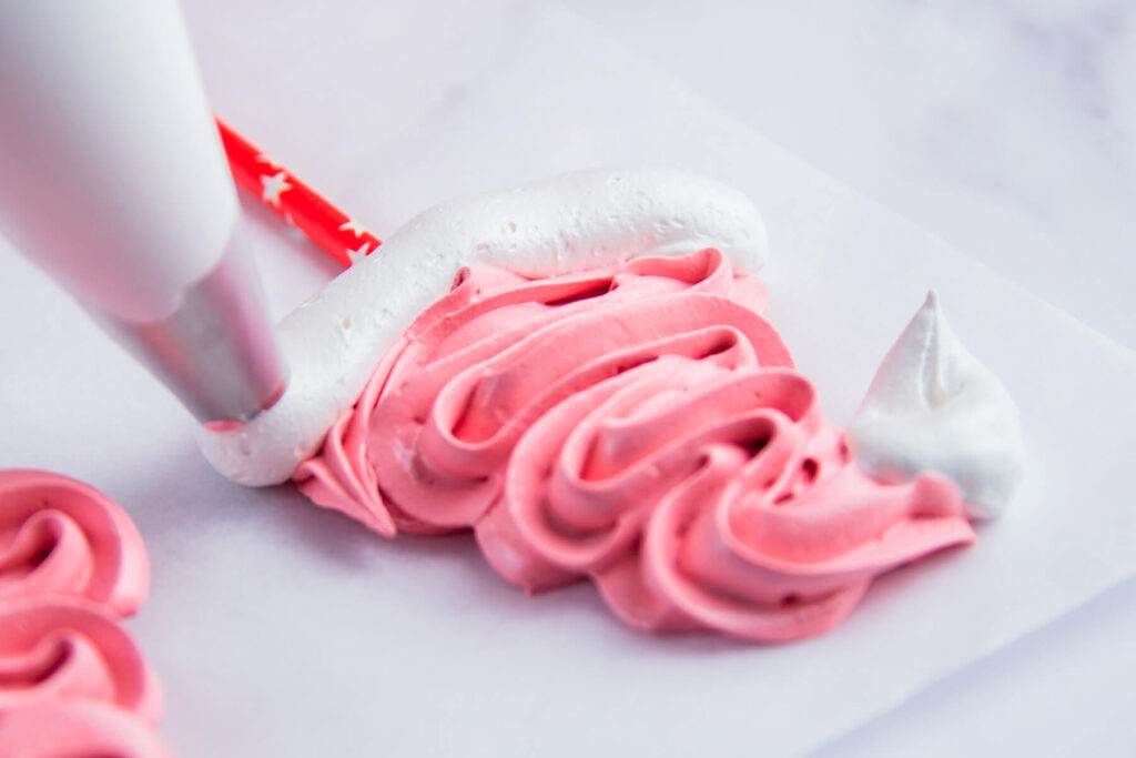 Meringue-Hütchen des Weihnachtsmanns - Schweizer Baiser