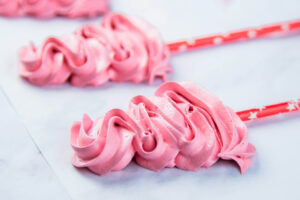 Meringue-Hütchen in zwei Farben