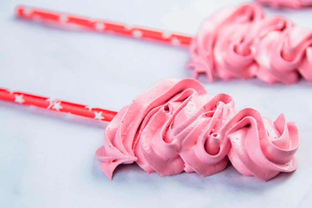 Meringue-Hütchen des Weihnachtsmanns - Schweizer Baiser