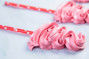 Meringue-Hütchen des Weihnachtsmanns - Schweizer Baiser