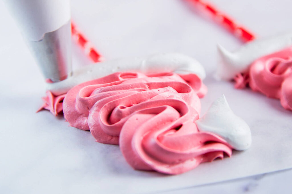 Meringue-Hütchen des Weihnachtsmanns - Schweizer Baiser