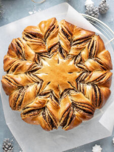 Mohnstern aus Hefeteig mit Zuckerguss