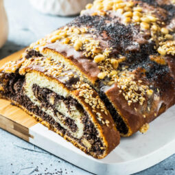 Mohnstrudel mit Nüssen - Weihnachtsgebäck aus Hefeteig