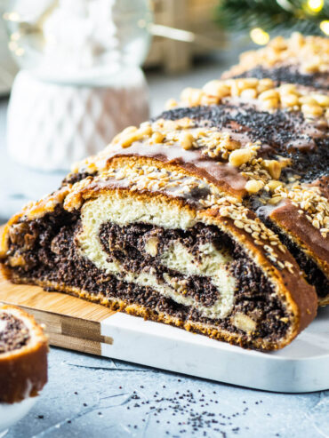 Mohnstrudel mit Nüssen - Weihnachtsgebäck aus Hefeteig