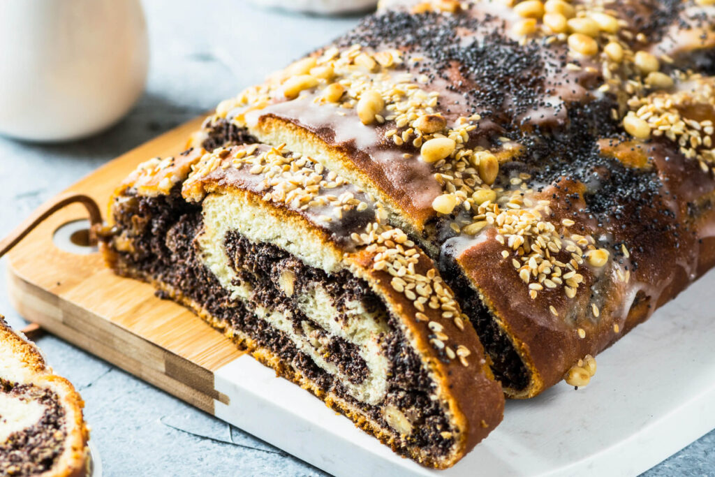 Mohnstrudel mit Nüssen - Weihnachtsgebäck aus Hefeteig