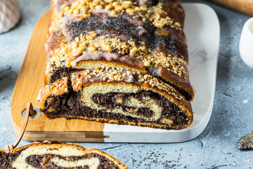 Mohnstrudel mit Nüssen - Weihnachtsgebäck aus Hefeteig