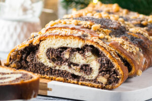 Mohnstrudel mit Nüssen - Weihnachtsgebäck aus Hefeteig