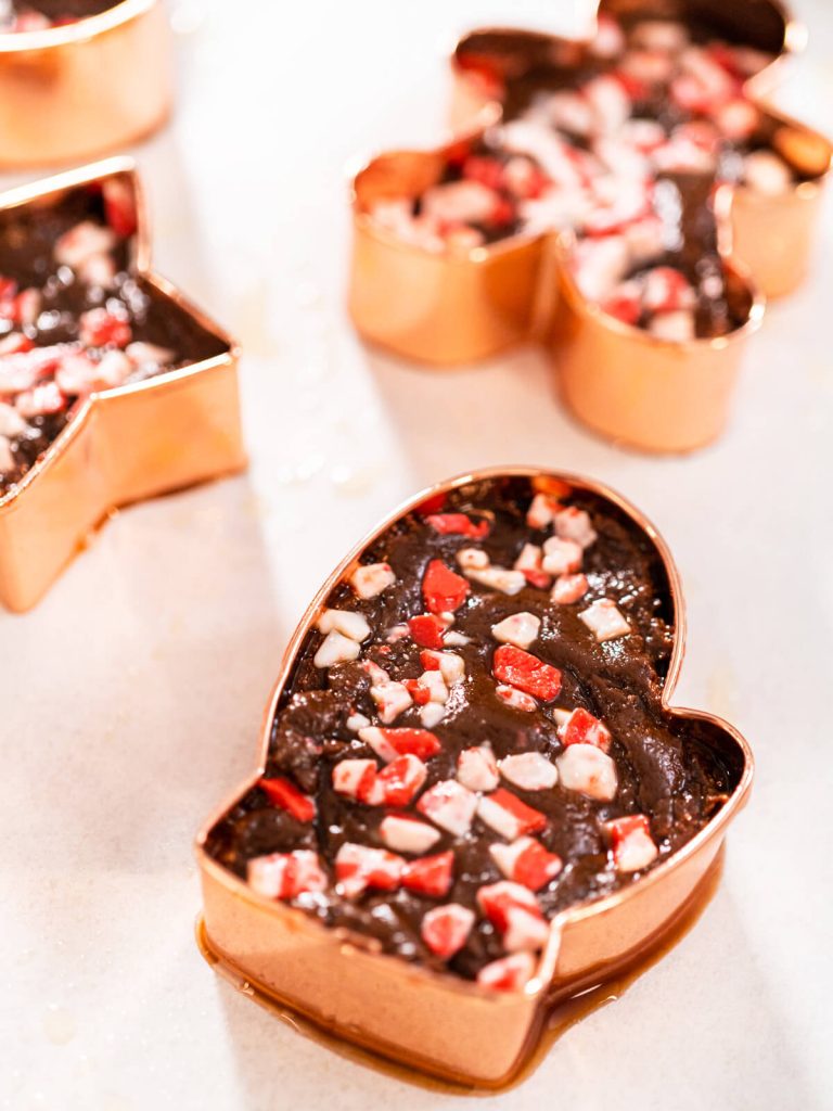 Pfefferminz-Fudge in hübschen Weihnachtsformen