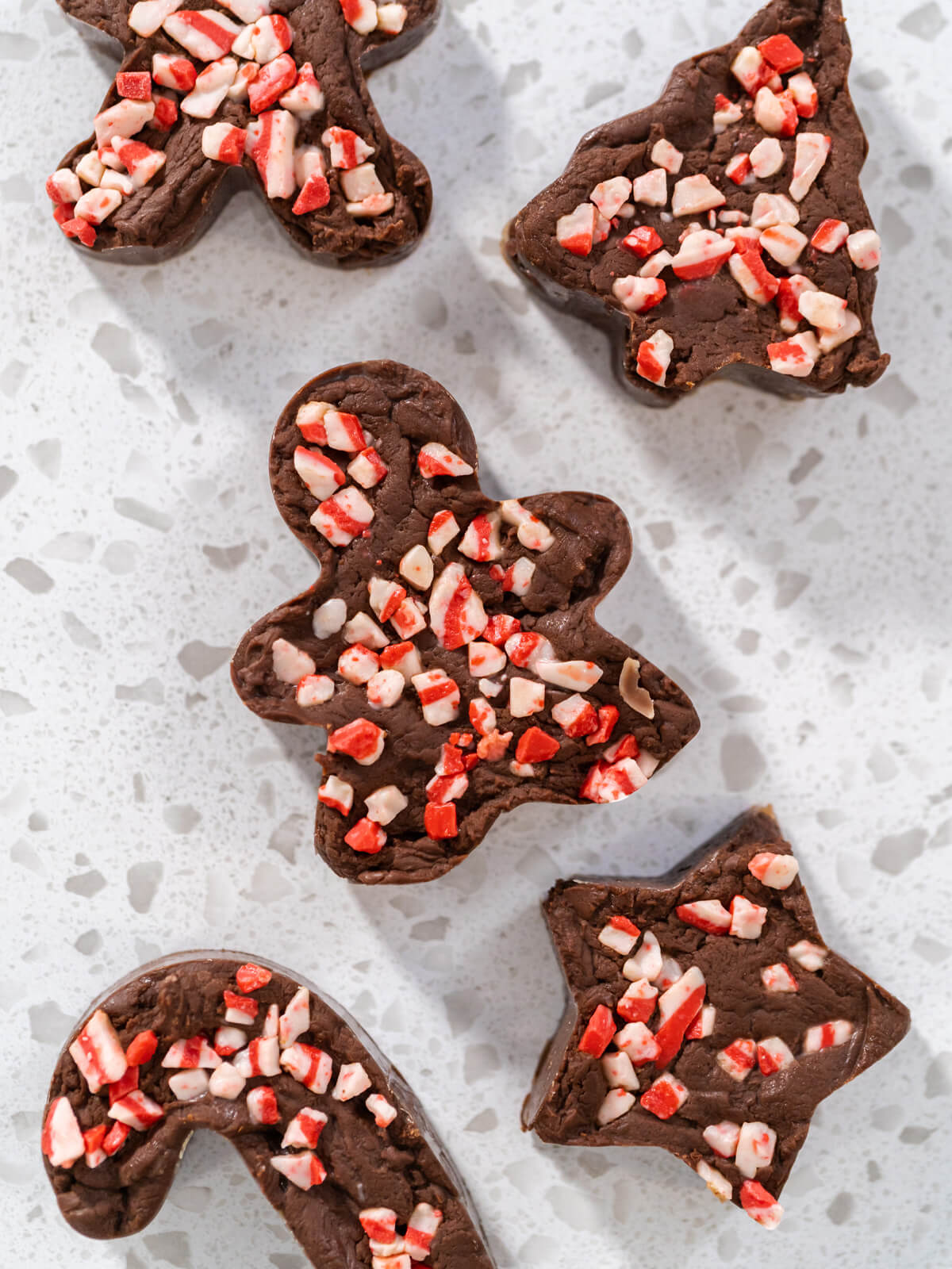 Pfefferminz-Fudge in hübschen Weihnachtsformen