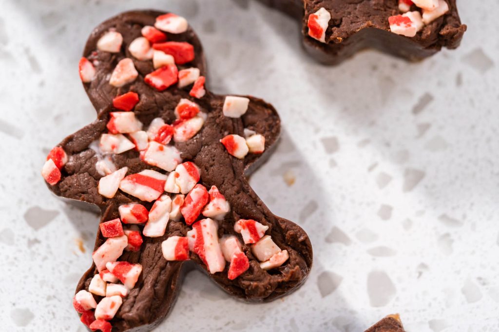 Pfefferminz-Fudge in hübschen Weihnachtsformen