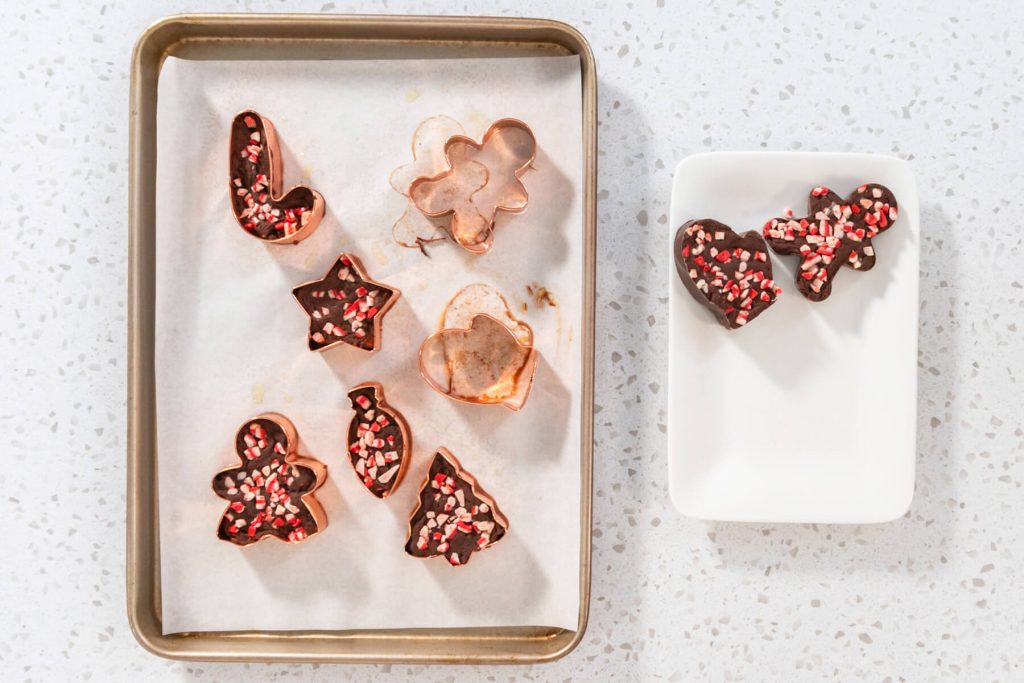 Pfefferminz-Fudge in hübschen Weihnachtsformen