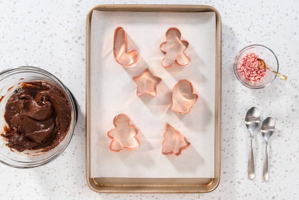 Pfefferminz-Fudge in hübschen Weihnachtsformen