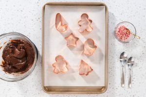 Pfefferminz-Fudge in hübschen Weihnachtsformen