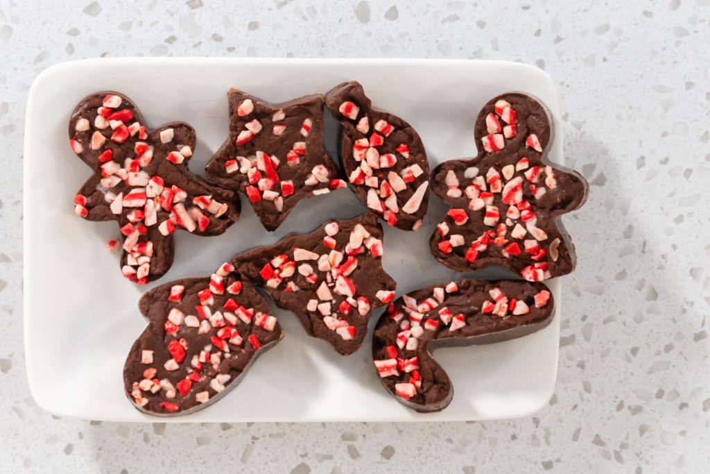 Pfefferminz-Fudge in hübschen Weihnachtsformen