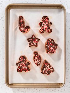 Pfefferminz-Fudge in hübschen Weihnachtsformen