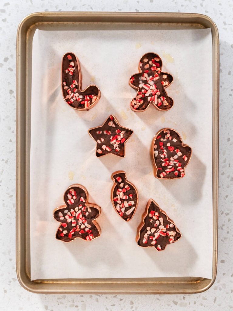 Pfefferminz-Fudge in hübschen Weihnachtsformen
