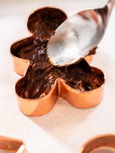 Pfefferminz-Fudge in hübschen Weihnachtsformen