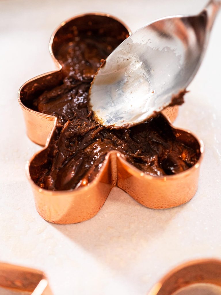 Pfefferminz-Fudge in hübschen Weihnachtsformen