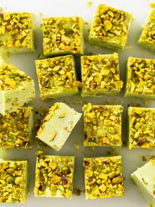 Pistazien-Fudge mit weißer Schokolade
