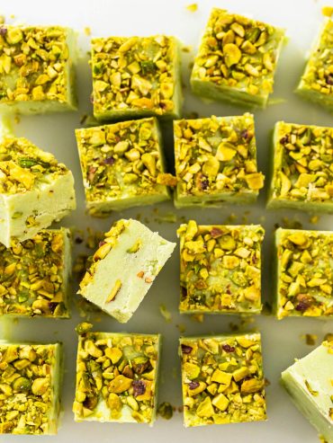 Pistazien-Fudge mit weißer Schokolade (ohne Backen)