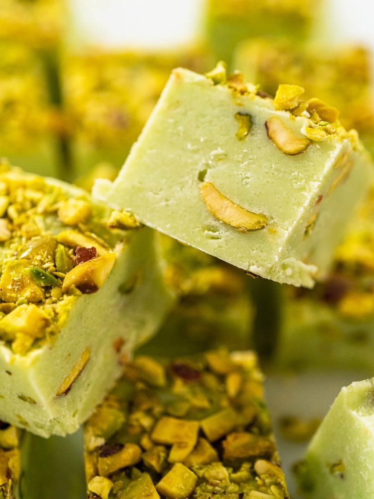 Pistazien-Fudge mit weißer Schokolade (ohne Backen)