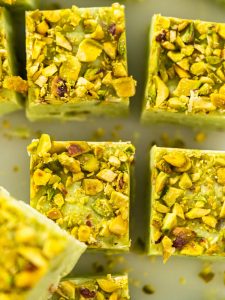 Pistazien-Fudge mit weißer Schokolade (ohne Backen)