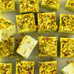Pistazien-Fudge mit weißer Schokolade (ohne Backen)