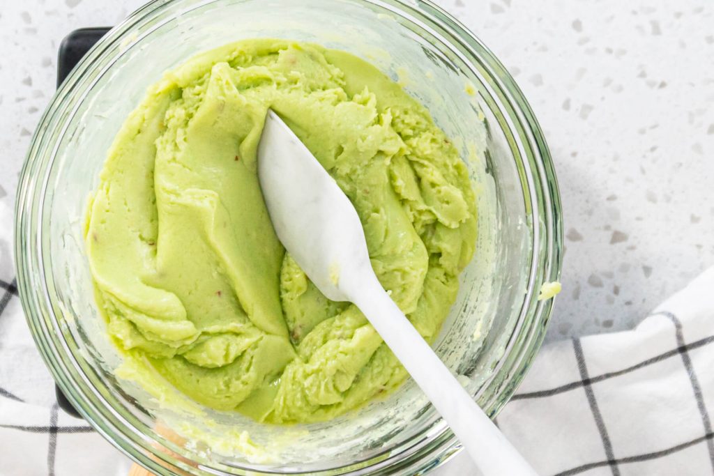 Pistazien-Fudge mit weißer Schokolade (ohne Backen)