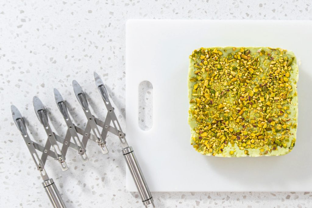 Pistazien-Fudge mit weißer Schokolade (ohne Backen)