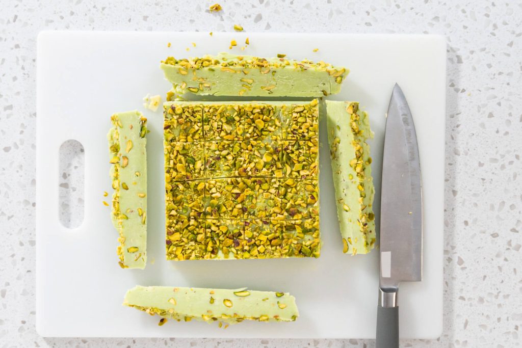 Pistazien-Fudge mit weißer Schokolade (ohne Backen)