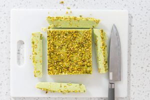 Pistazien-Fudge mit weißer Schokolade (ohne Backen)