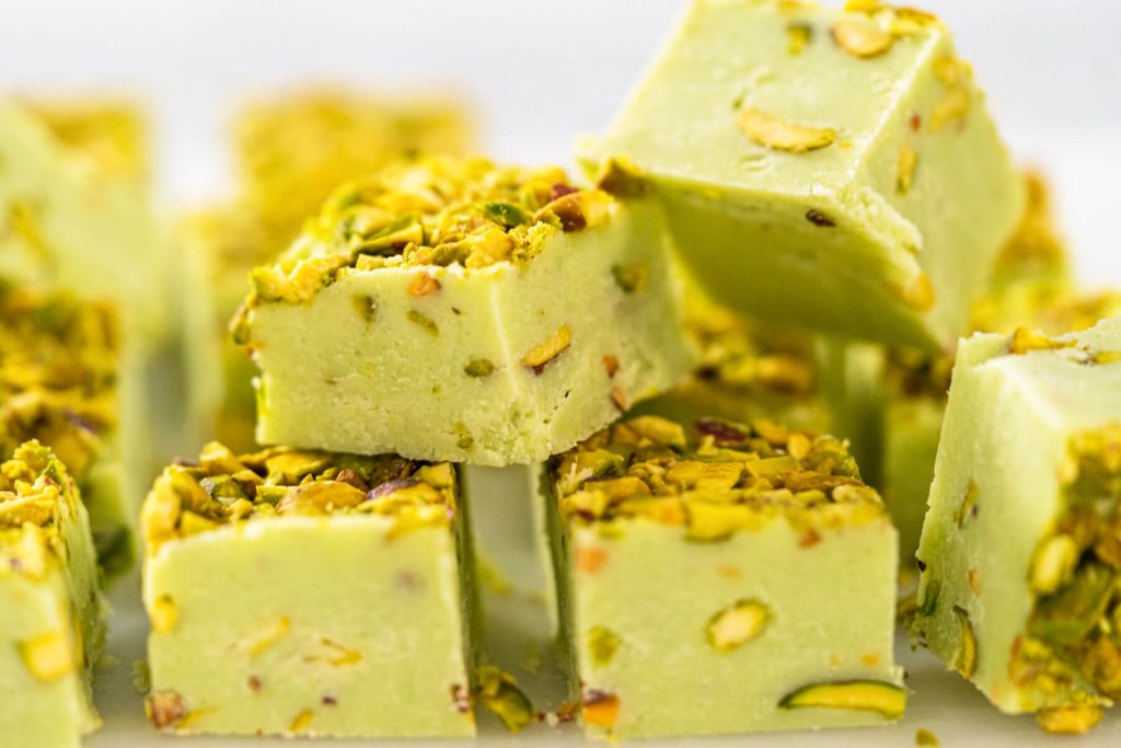 Pistazien-Fudge mit weißer Schokolade (ohne Backen)