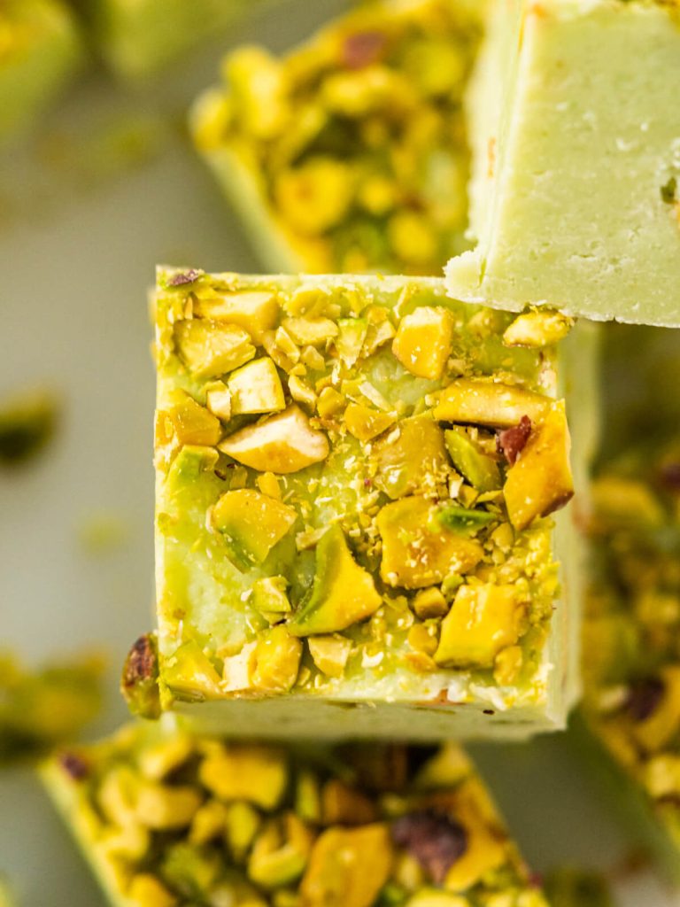 Pistazien-Fudge mit weißer Schokolade (ohne Backen)